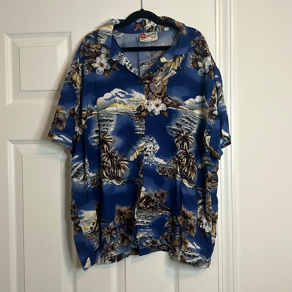 Hilo Hattie The Hawaiian Original shirt in Large. Coconut tree beach pattern